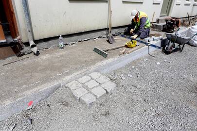 Planas: kitą savaitę į Daržų gatvę turėtų būti atvežti grindinio akmenys, dabar čia yra tik jų pavyzdys.