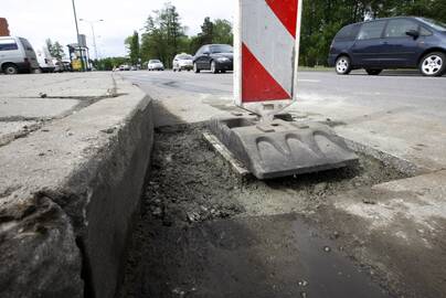 Darbai: Liepojos gatvėje buvo lyginamos duobės prie lietaus nutekėjimo kanalizacijos šulinių.