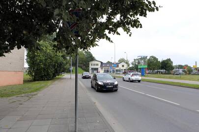 Kauno gatvėje esantis sustoti ir stovėti draudžiantis ženklas visiškai nesimato per medžio šakas. Kita jo pusė problemų nekelia.