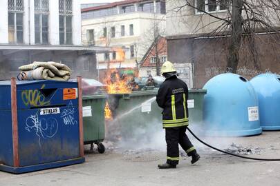 Realybė: nuo neužgesintos nuorūkos įsiliepsnojęs konteineris – retokas įvykis. Dažniausiai Klaipėdoje jie yra padegami.