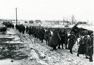 Išvaduotojai: šioje 1945 metais sausio 28-osios nuotraukoje užfiksuoti Raudonosios armijos kariai, ateinantys į Klaipėdą.