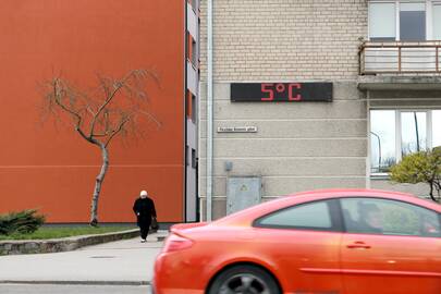 Šalta: oro temperatūra dar toli iki tokios, kad būtų galima užbaigti šildymo sezoną.