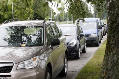 Pranešimas: pasibaigus renginiui, dešimt vairuotojų, palikusių automobilius tuščioje gatvelėje šalia universiteto, rado apie nuobaudą informuojančius lapelius.