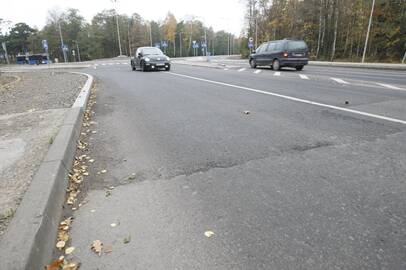 Kalneliai: kai kuriems vairuotojams užkliuvo nelygumai Pamario gatvėje, vietose, kur susijungia senoji ir naujoji danga.