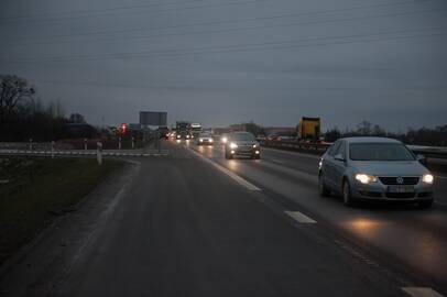 Trileris: Kazlų Rūdos apylinkėse prasidėjusios gaudynės, bėgliams mėtant per langus narkotikus, finišavo Kauno rajone ties Narsiečiais.