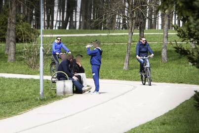 Girtuokliai prie Žardės tvenkinio renkasi kasdien žiemą ir vasarą. Kai tik nelyja, jie aptupia suoliukus ir mėgaujasi savo pigiais malonumais, nekreipdami dėmesio į aplinkinius.