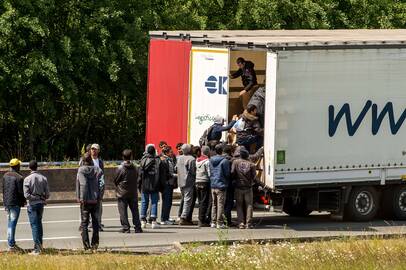 Minios pabėgėlių tyko lietuvių vilkikų prie keltų, plaukiančių per Lamanšo sąsiaurį į Angliją.