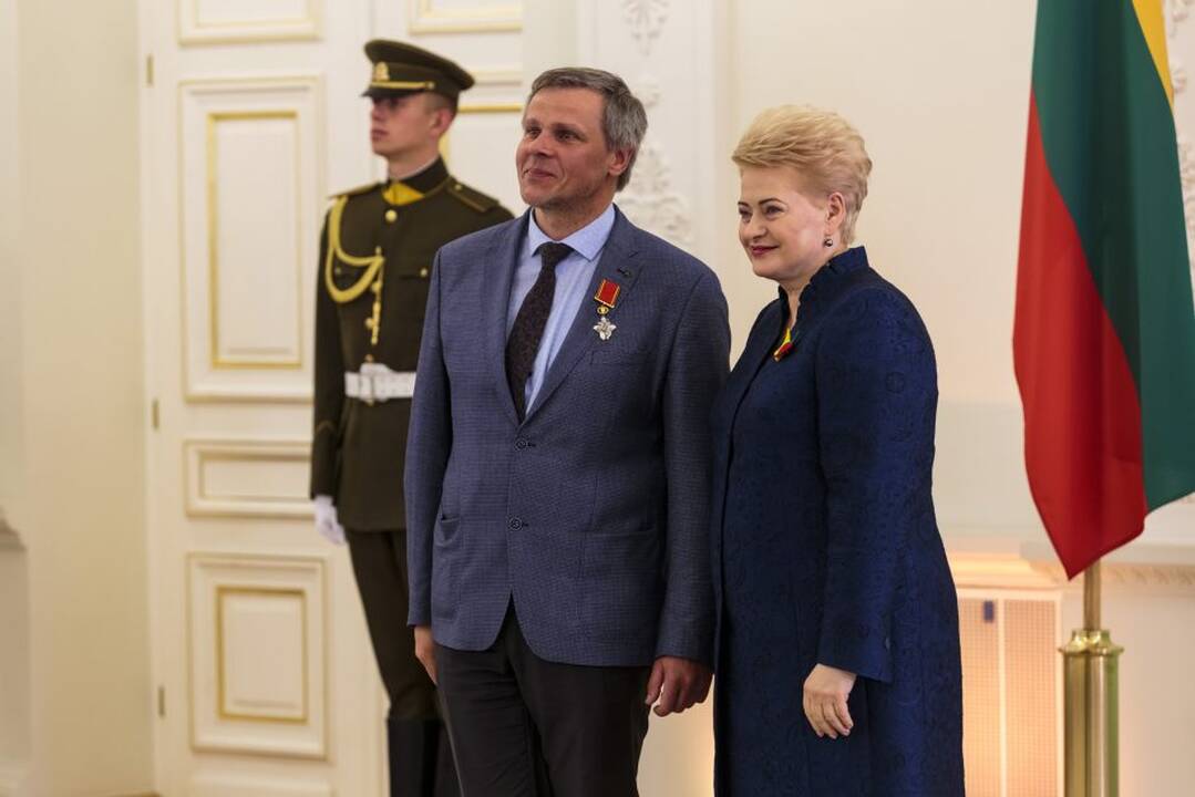 Prezidentė įteikė valstybės apdovanojimus