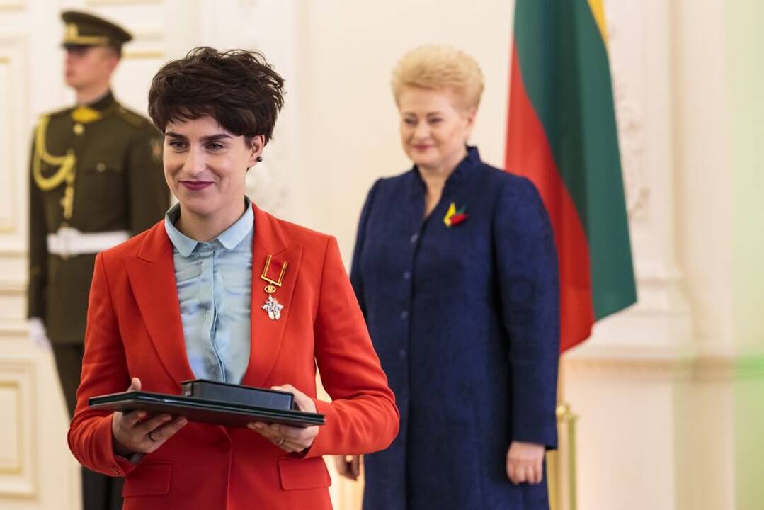 Prezidentė įteikė valstybės apdovanojimus