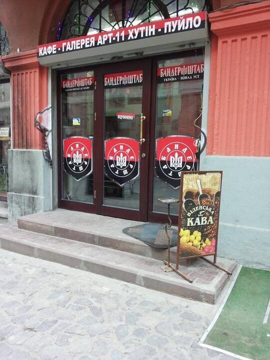 Lietuviai futbolo varžybas stebėjo kovo 11-ąją, tad ukrainiečiai aistruoliai padarė atvykėliams siurprizą.
