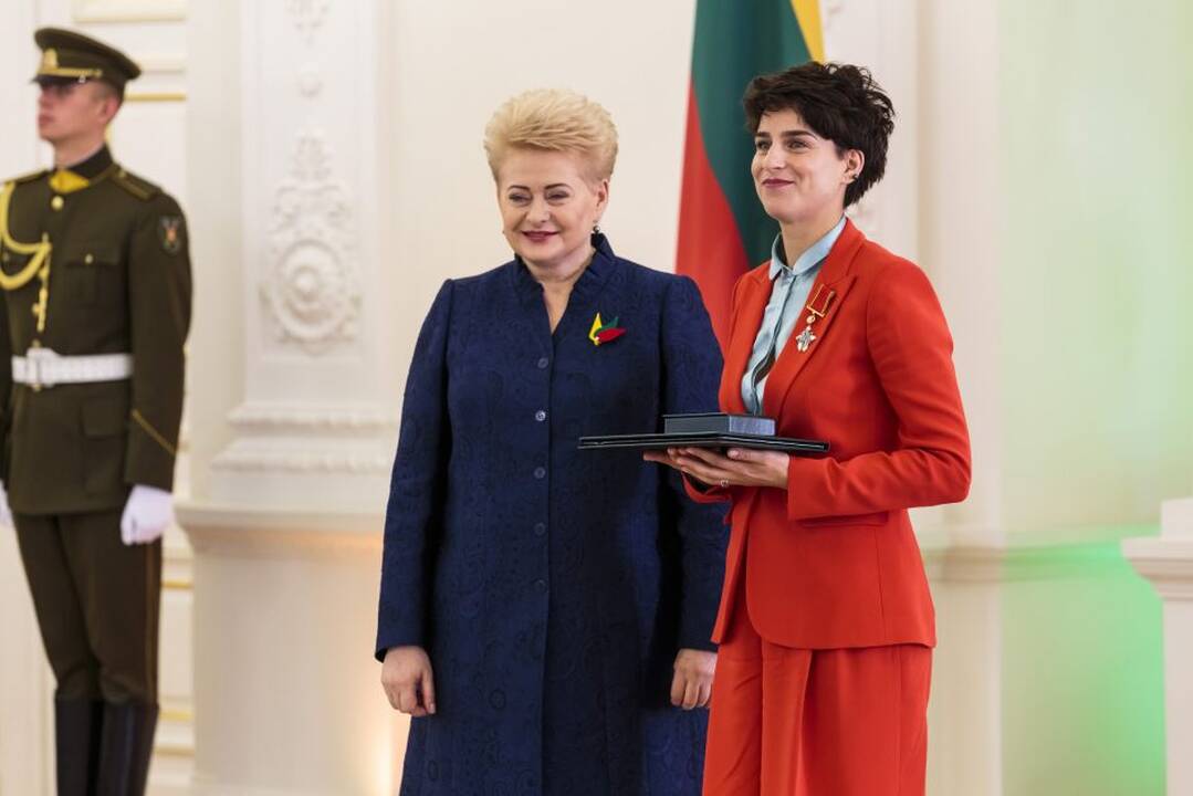 Prezidentė įteikė valstybės apdovanojimus