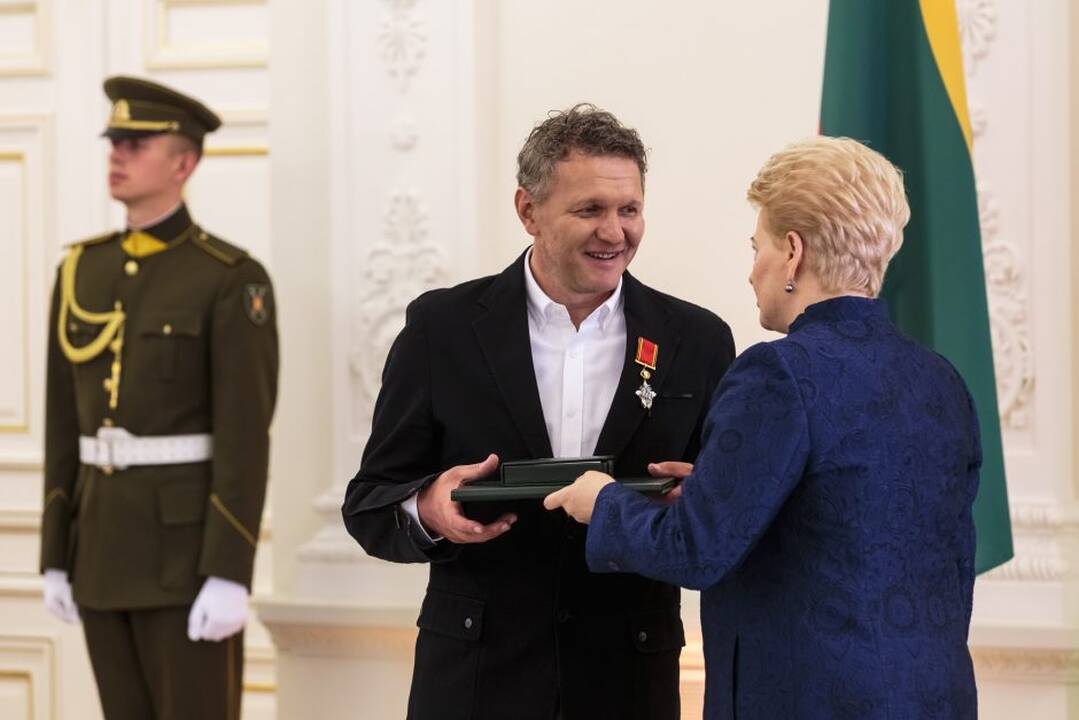 Prezidentė įteikė valstybės apdovanojimus