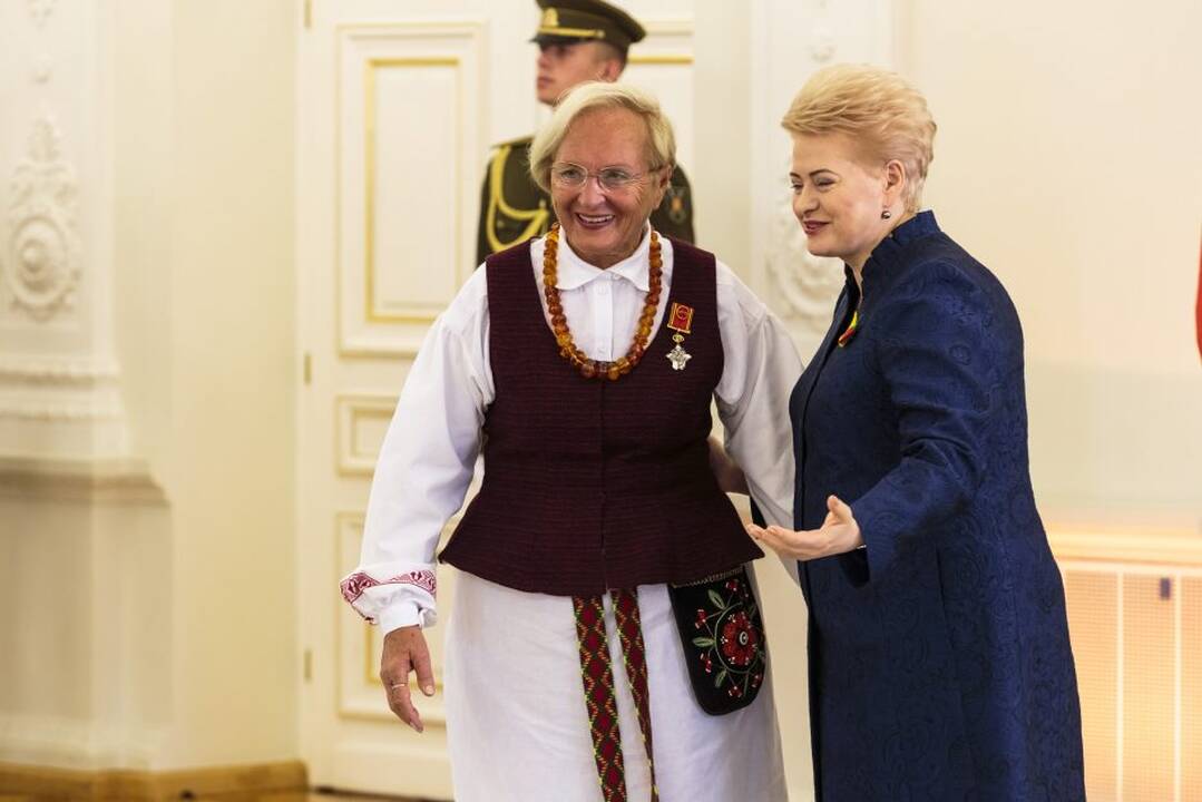 Prezidentė įteikė valstybės apdovanojimus