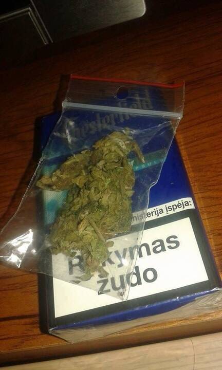 Pasirinkimas: socialiniai tinklai lūžta nuo kvaišalų pardavėjų skelbimų, kuriuose siūloma "žolė", amfetaminas, hašišas, LSD bei kiti kvaišalai.