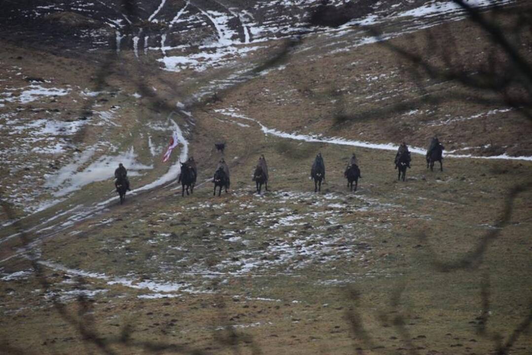 Įžvalgos: dvasregiu prisistatantis B.Mažonas tikina ypatingomis galiomis regintis istorinėse vietose buvusius įtvirtinimus ar karžygių palaidojimo vietas.