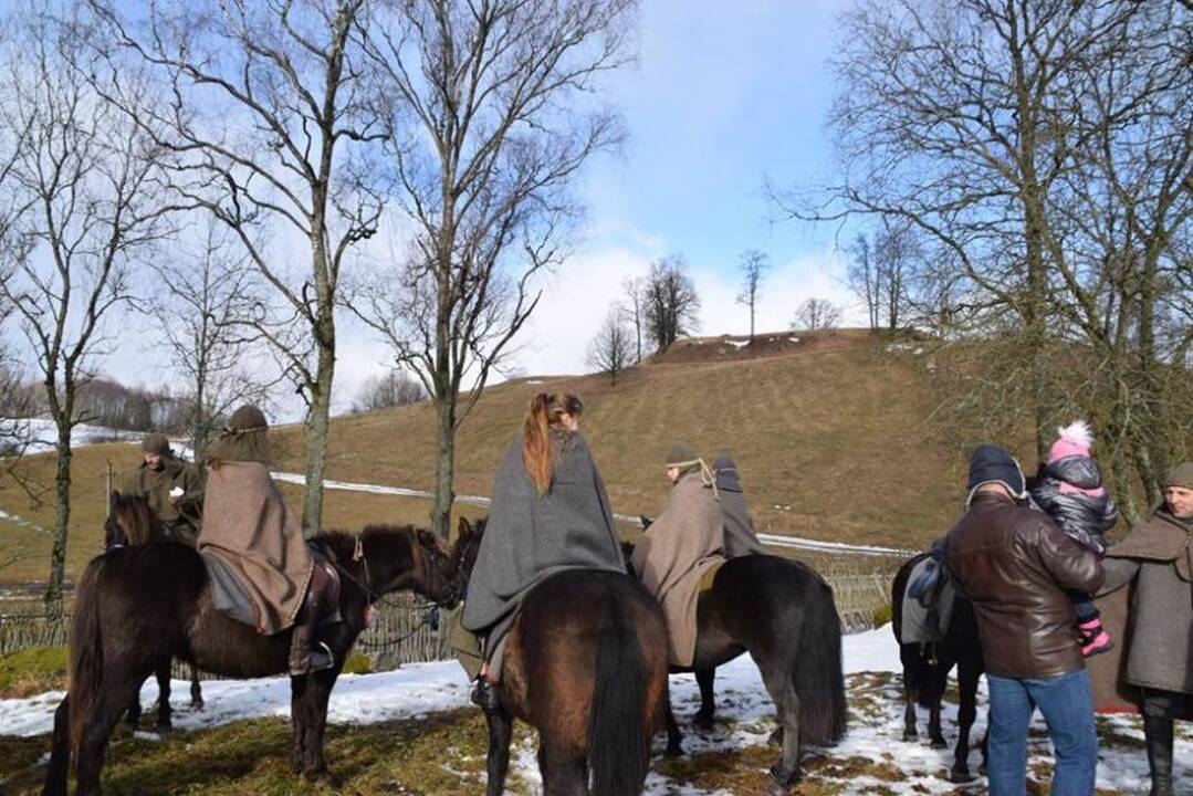 Įžvalgos: dvasregiu prisistatantis B.Mažonas tikina ypatingomis galiomis regintis istorinėse vietose buvusius įtvirtinimus ar karžygių palaidojimo vietas.