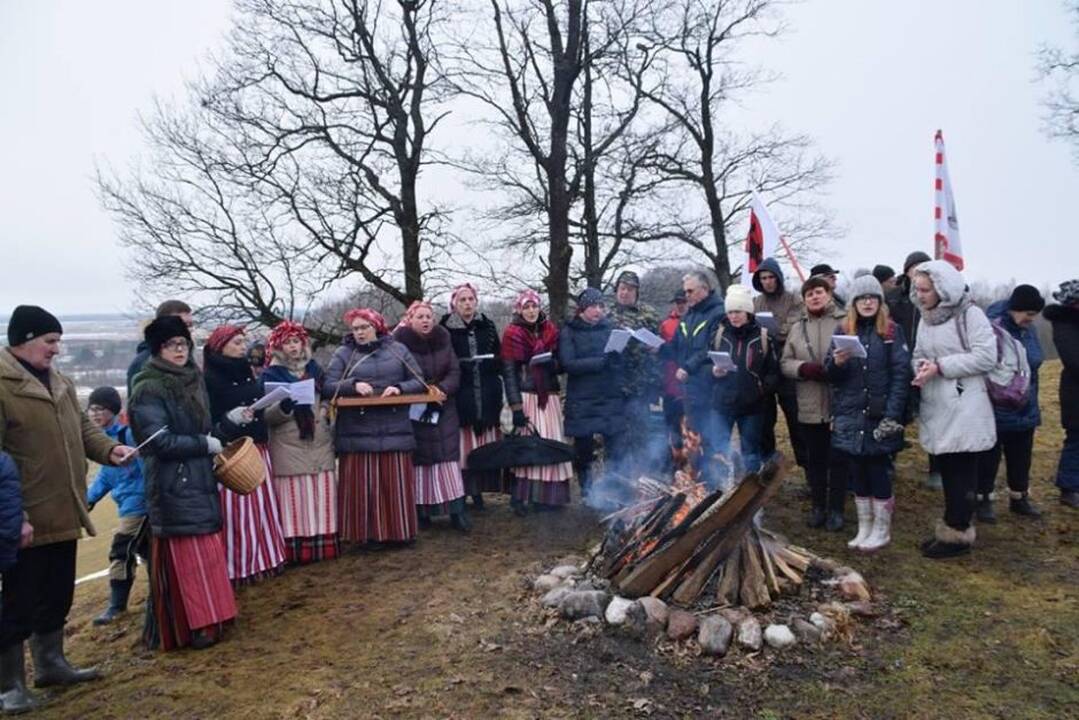 Įžvalgos: dvasregiu prisistatantis B.Mažonas tikina ypatingomis galiomis regintis istorinėse vietose buvusius įtvirtinimus ar karžygių palaidojimo vietas.