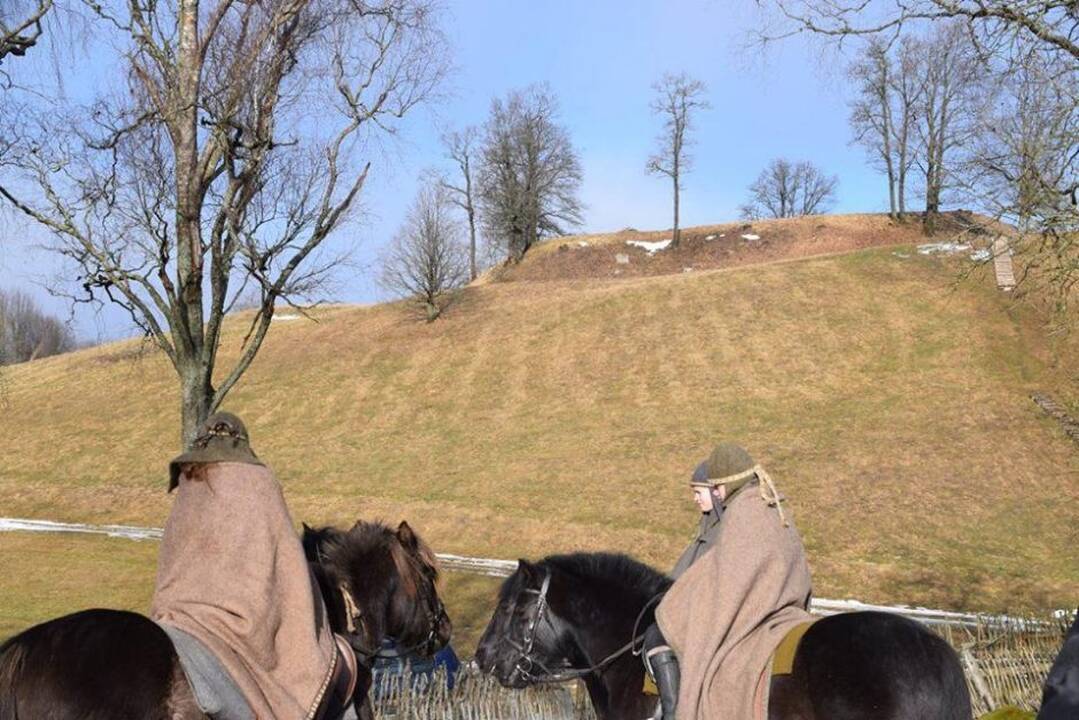 Įžvalgos: dvasregiu prisistatantis B.Mažonas tikina ypatingomis galiomis regintis istorinėse vietose buvusius įtvirtinimus ar karžygių palaidojimo vietas.