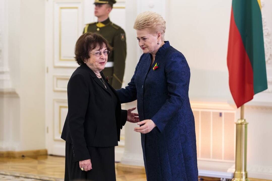Prezidentė įteikė valstybės apdovanojimus