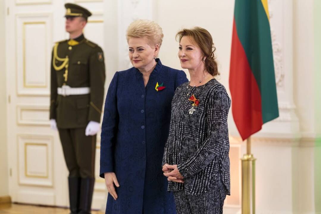 Prezidentė įteikė valstybės apdovanojimus