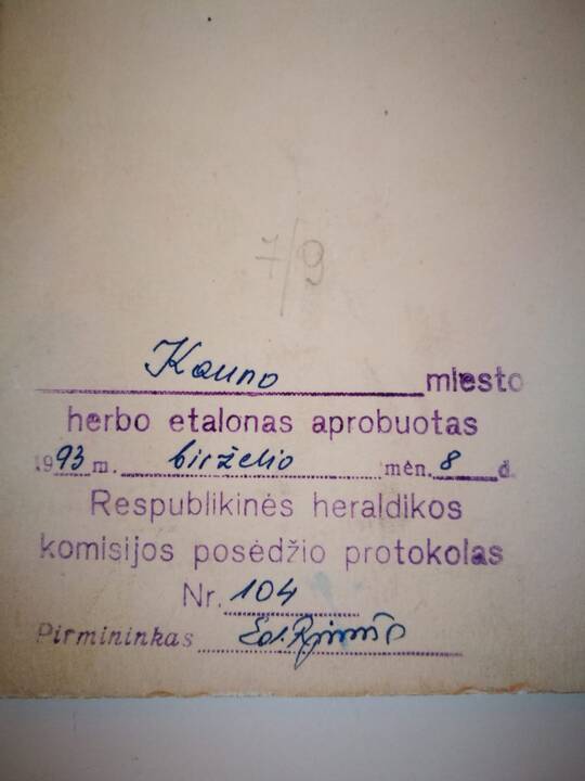 Miesto ceremonmeisteris K.Ignatavičius demonstruoja Kauno miesto vėliavos reversinę pusę. 2018 m.