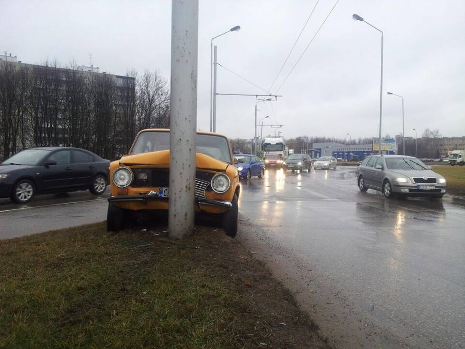Į Kauno gatves išriedėjęs „Žiguli“ pateko į avariją
