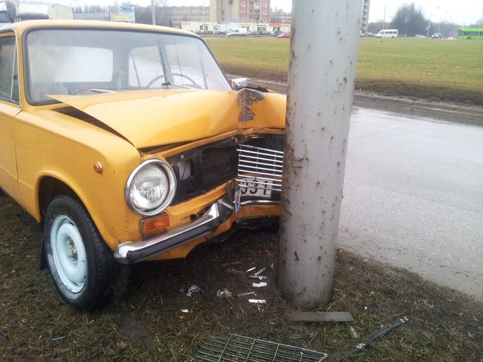 Į Kauno gatves išriedėjęs „Žiguli“ pateko į avariją