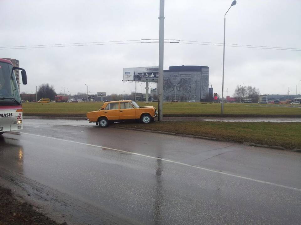 Į Kauno gatves išriedėjęs „Žiguli“ pateko į avariją