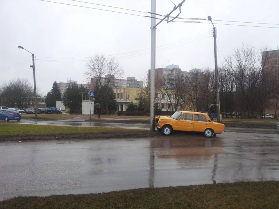 Į Kauno gatves išriedėjęs „Žiguli“ pateko į avariją