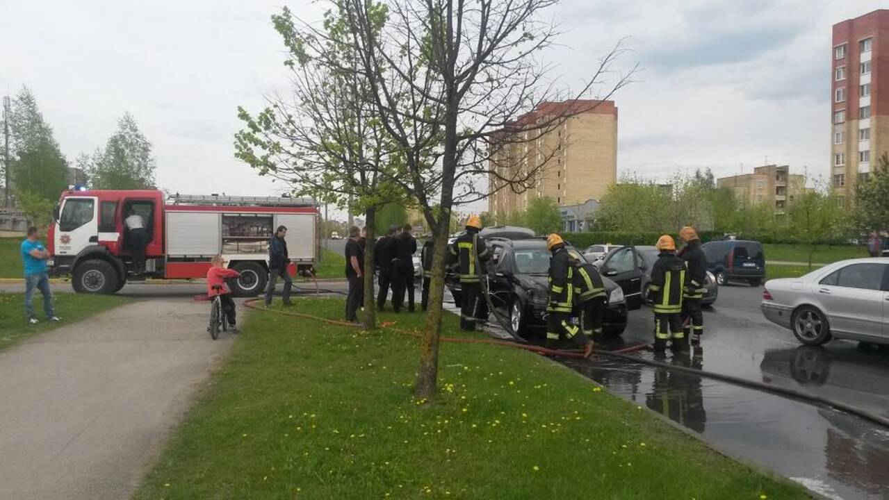 Šilainiuose savininkų akyse užsidegė mersedesas