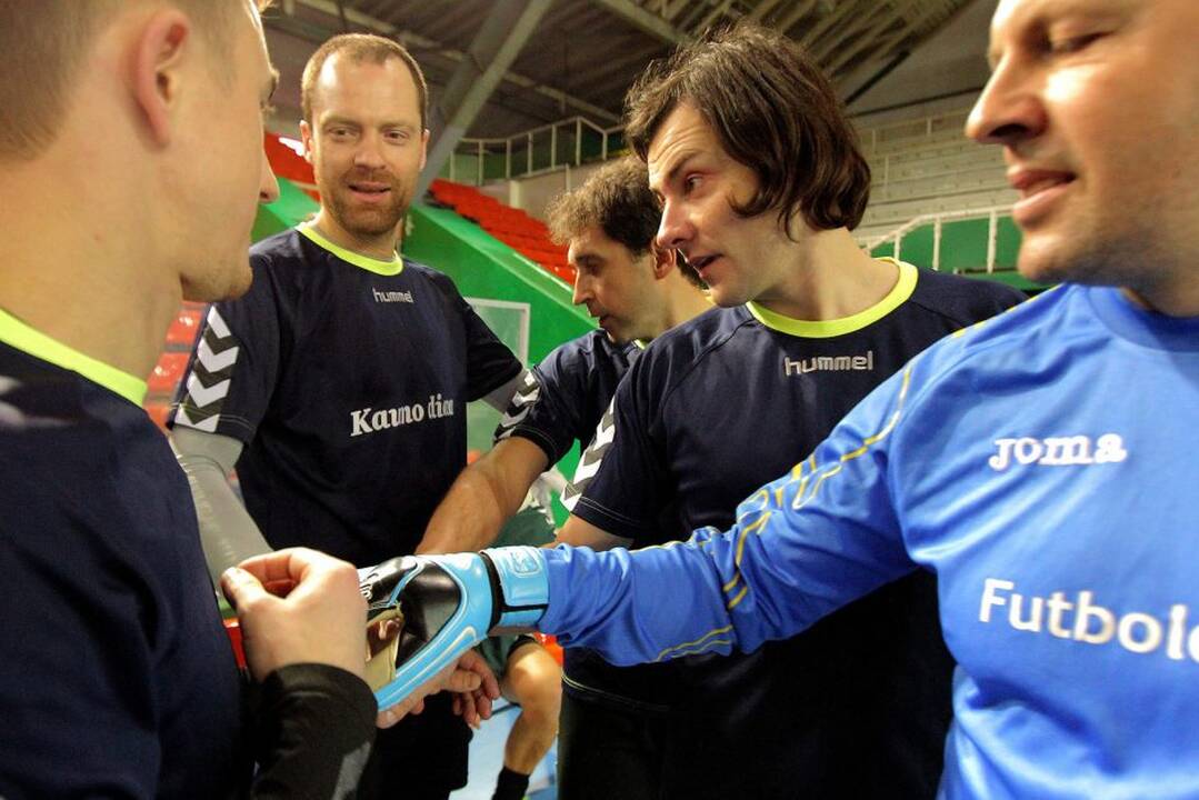 Kauno sporto halėje komandos susikovė dėl Lietuvos sporto universiteto rektoriaus taurės.