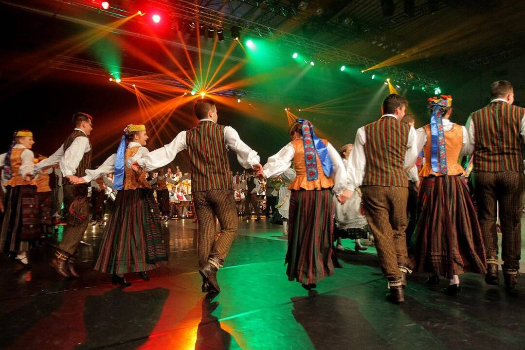 Studentiškas tautinių šokių festivalis „Ei, studente, sukis vėju!“