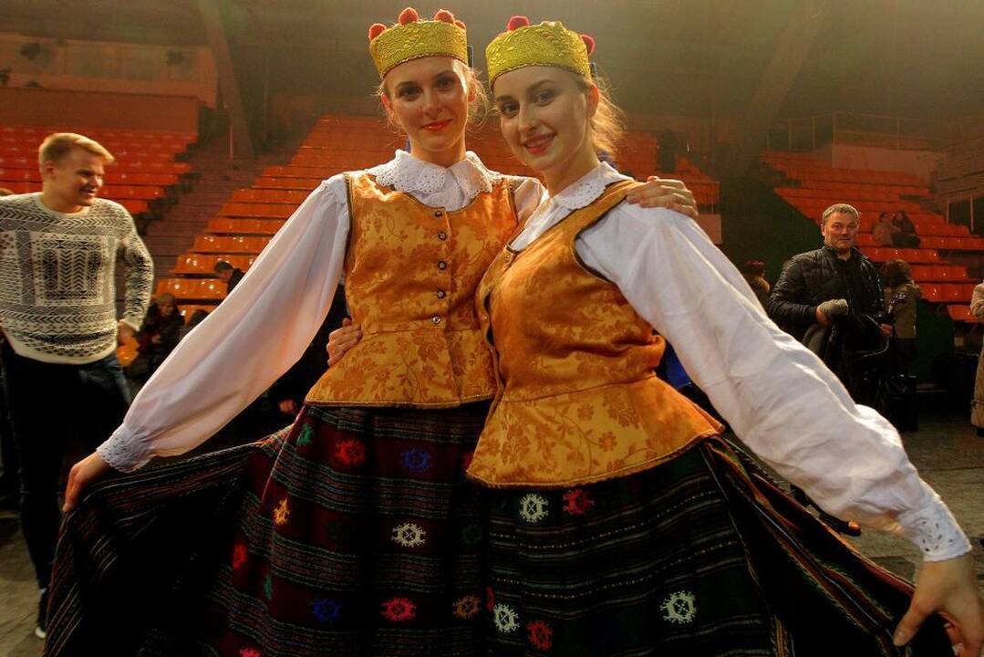 Studentiškas tautinių šokių festivalis „Ei, studente, sukis vėju!“