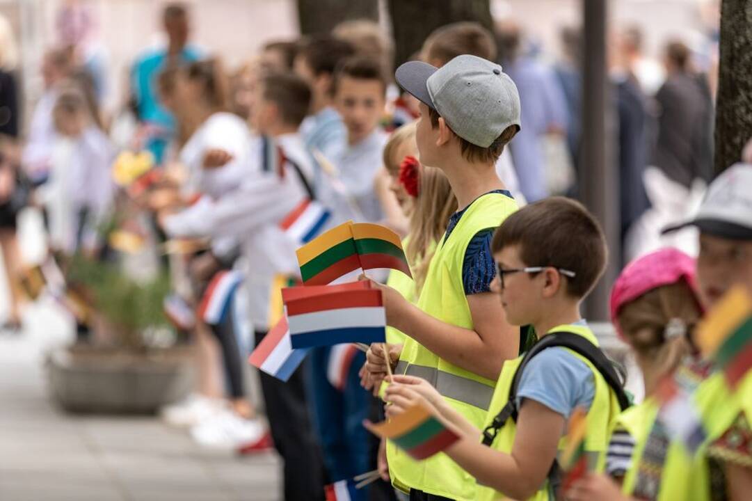 Ka­ra­lius Kau­ne pa­ger­bė sa­vo tau­tie­tį