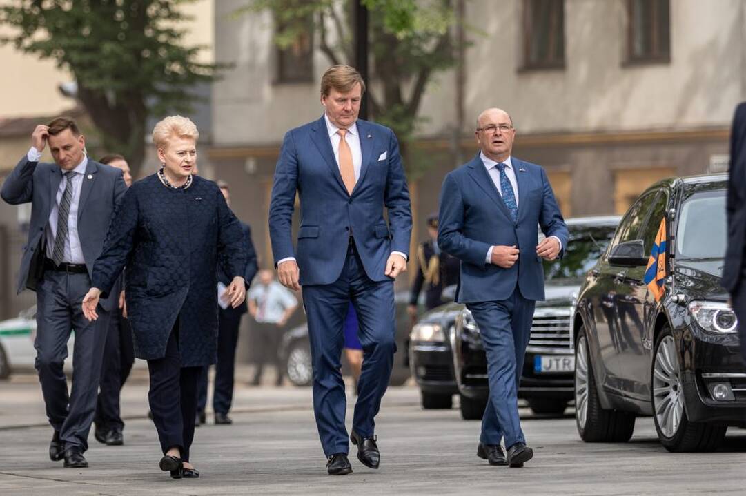 Ka­ra­lius Kau­ne pa­ger­bė sa­vo tau­tie­tį