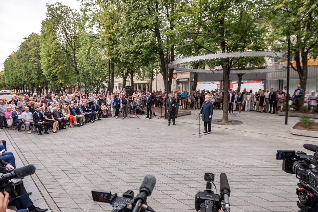 Ka­ra­lius Kau­ne pa­ger­bė sa­vo tau­tie­tį