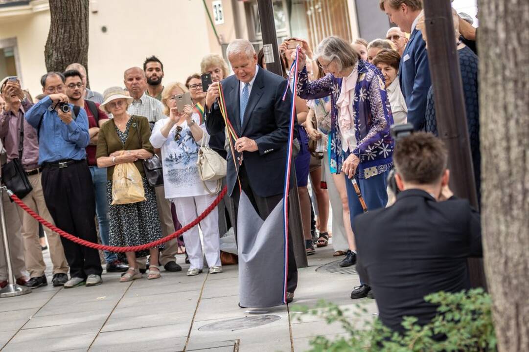 Ka­ra­lius Kau­ne pa­ger­bė sa­vo tau­tie­tį