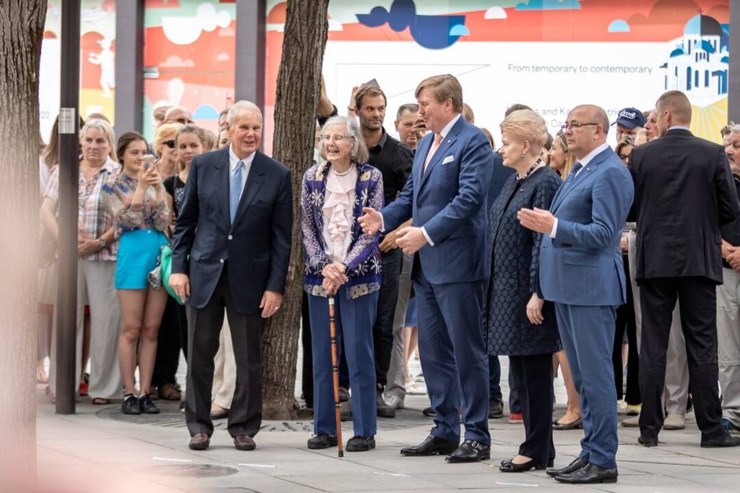 Ka­ra­lius Kau­ne pa­ger­bė sa­vo tau­tie­tį