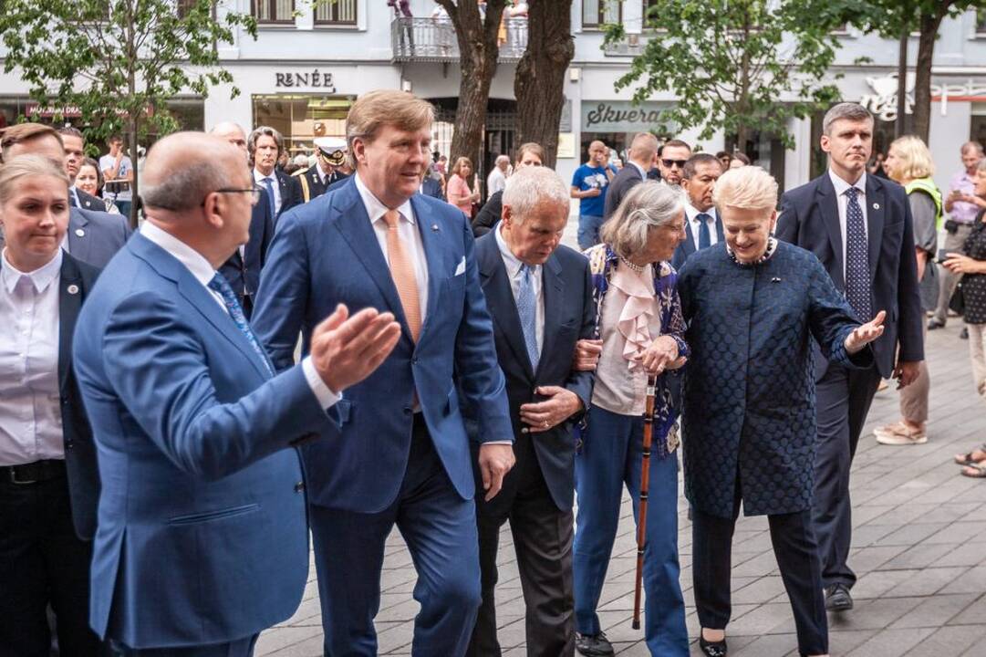 Ka­ra­lius Kau­ne pa­ger­bė sa­vo tau­tie­tį
