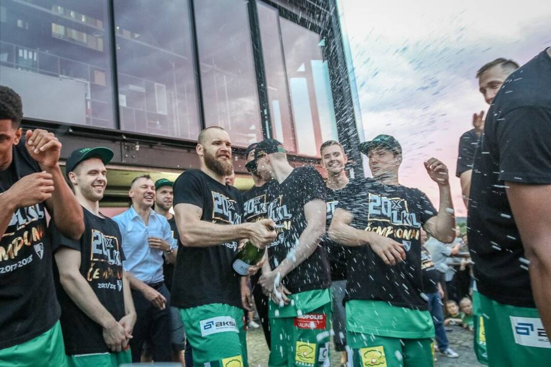 „Žalgiris“ kartu su aistruoliais švenčia pergalę