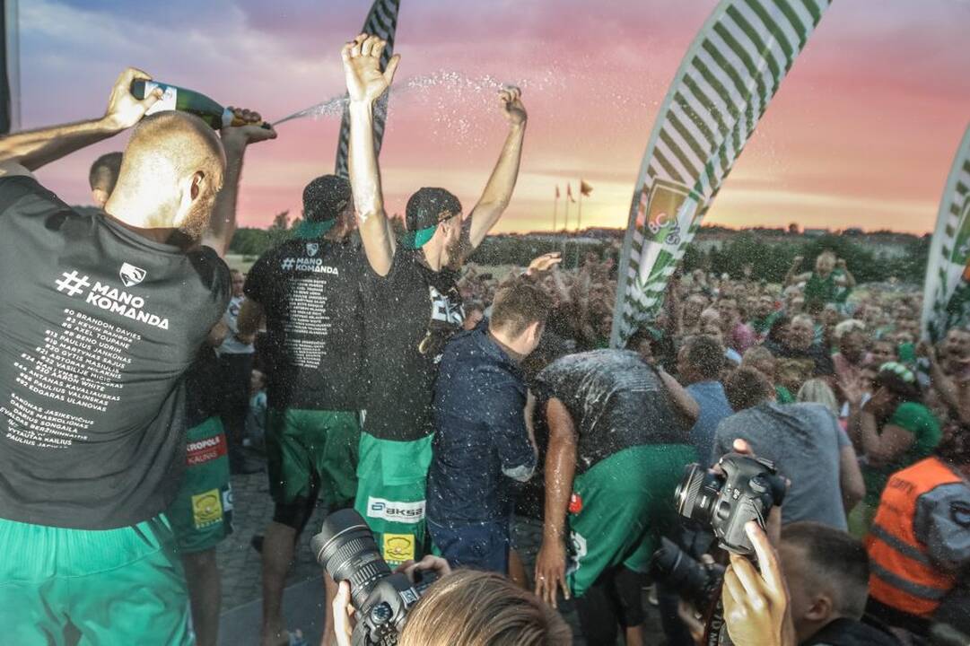 „Žalgiris“ kartu su aistruoliais švenčia pergalę