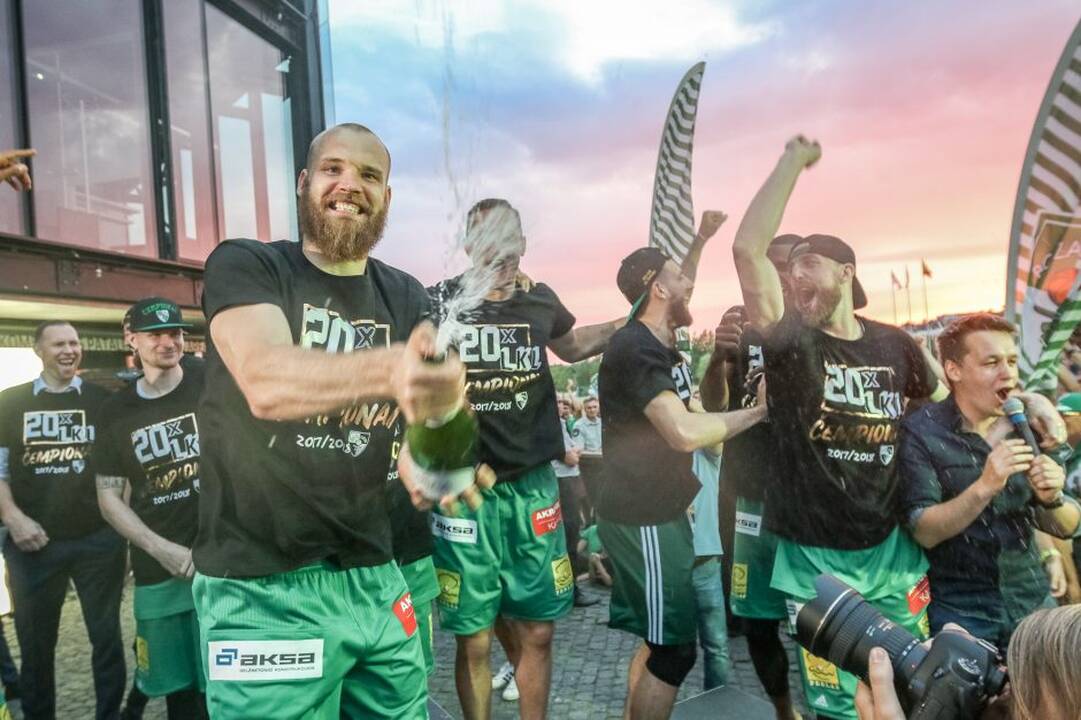 „Žalgiris“ kartu su aistruoliais švenčia pergalę