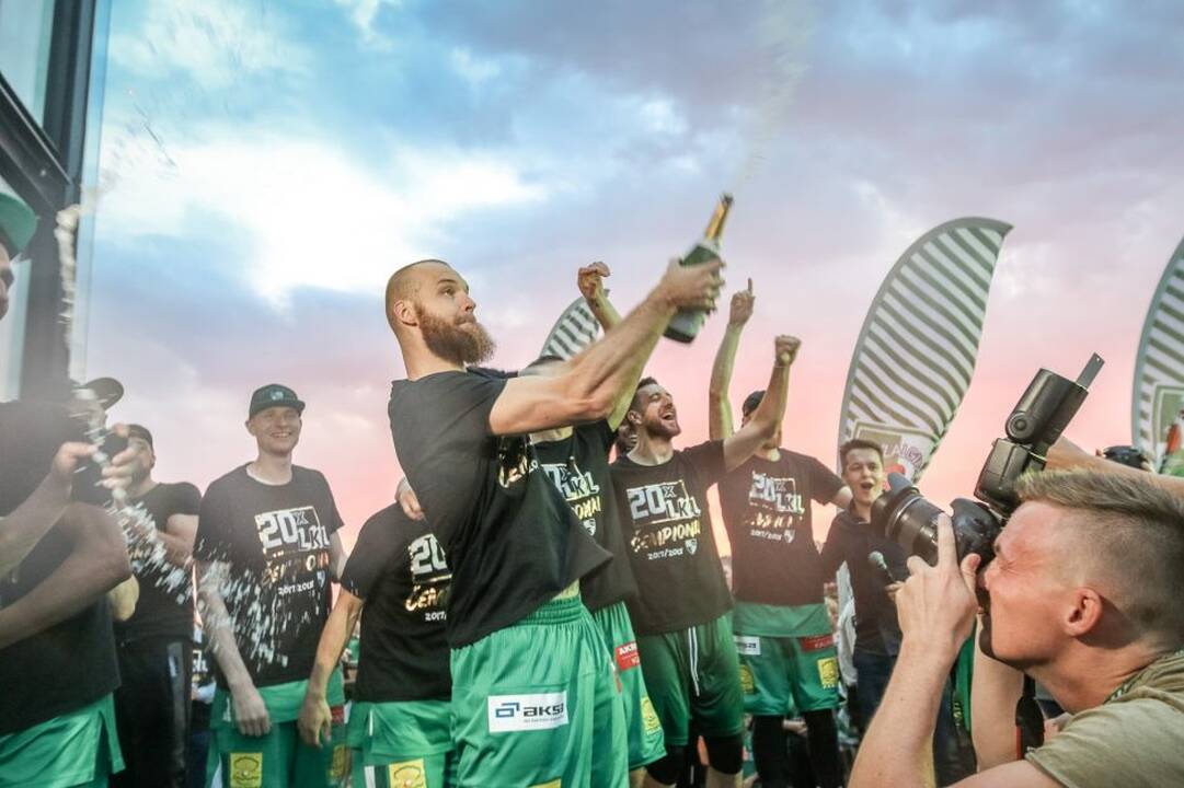 „Žalgiris“ kartu su aistruoliais švenčia pergalę