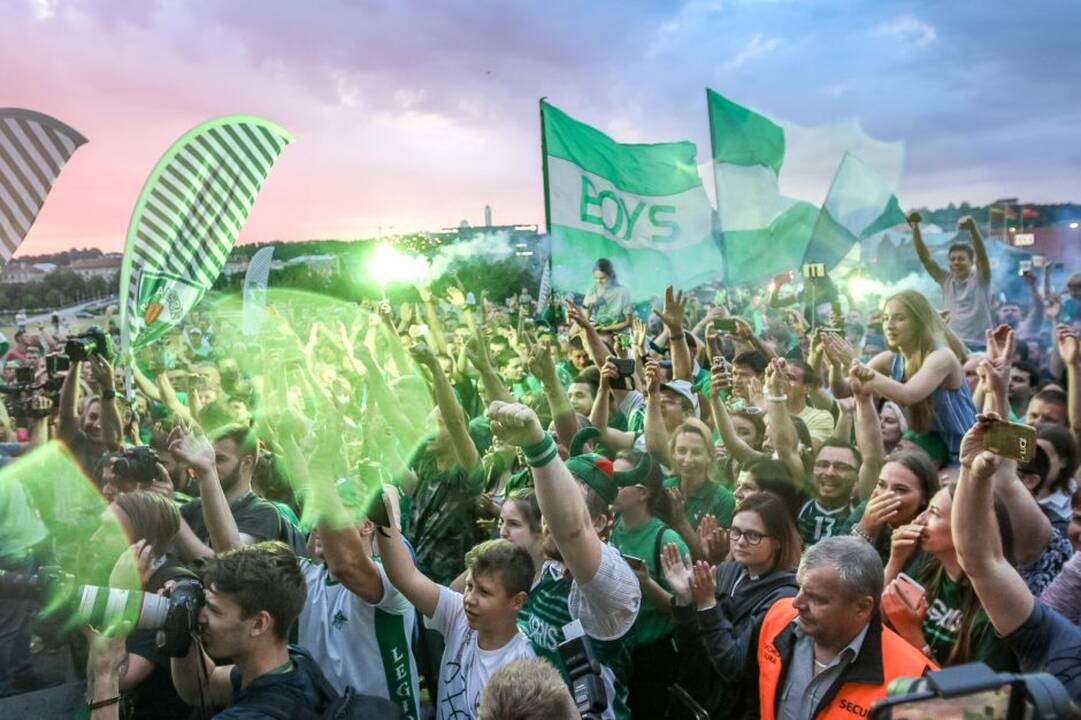 „Žalgiris“ kartu su aistruoliais švenčia pergalę