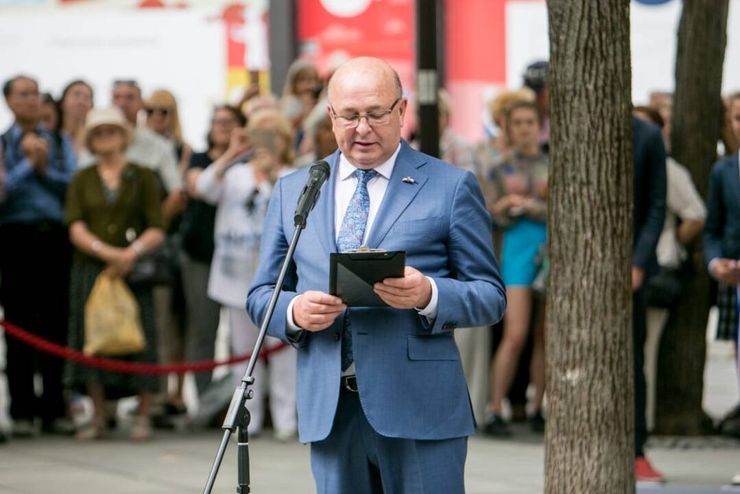 Ka­ra­lius Kau­ne pa­ger­bė sa­vo tau­tie­tį