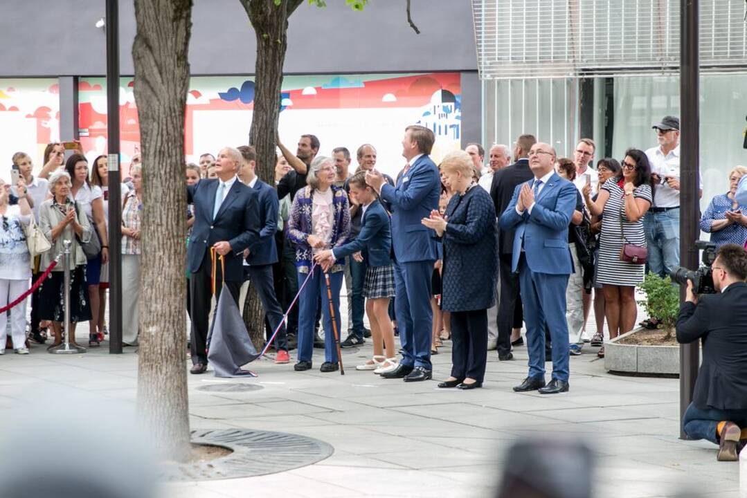 Ka­ra­lius Kau­ne pa­ger­bė sa­vo tau­tie­tį