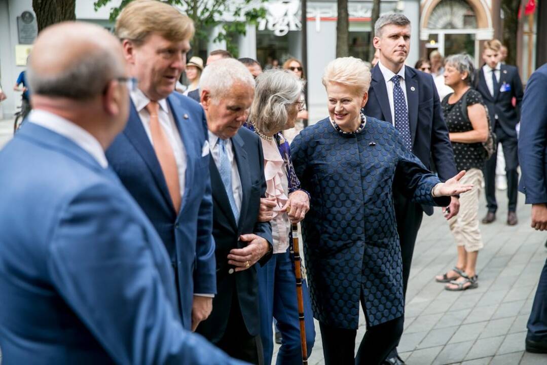 Ka­ra­lius Kau­ne pa­ger­bė sa­vo tau­tie­tį