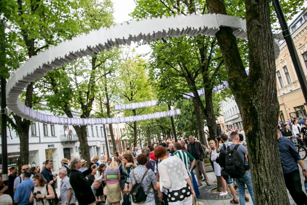 Ka­ra­lius Kau­ne pa­ger­bė sa­vo tau­tie­tį