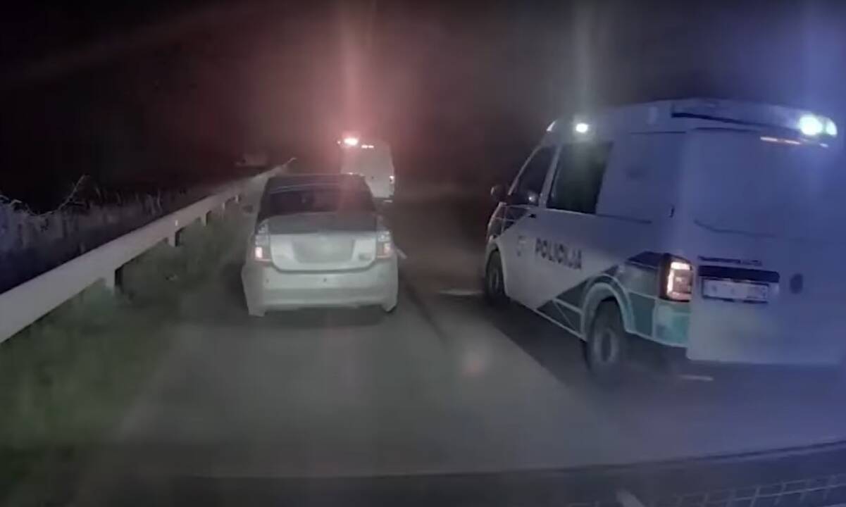 „Toyota Prius“ gaudynės: policijos pareigūnams teko panaudoti „ežį“