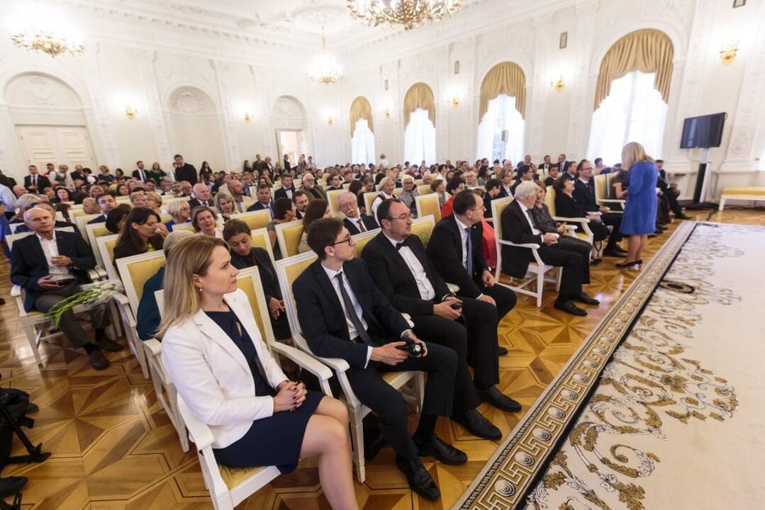 Prezidentė įteikė valstybės apdovanojimus
